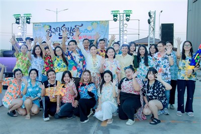 Pohled první-osoby na festival Maytree Songkran – scéna byla neuvěřitelně živá!